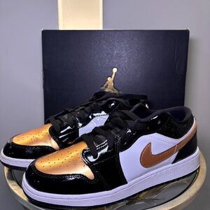 Air Jordan 1 LOW SE (GS)
Black/Metallic Gold-White